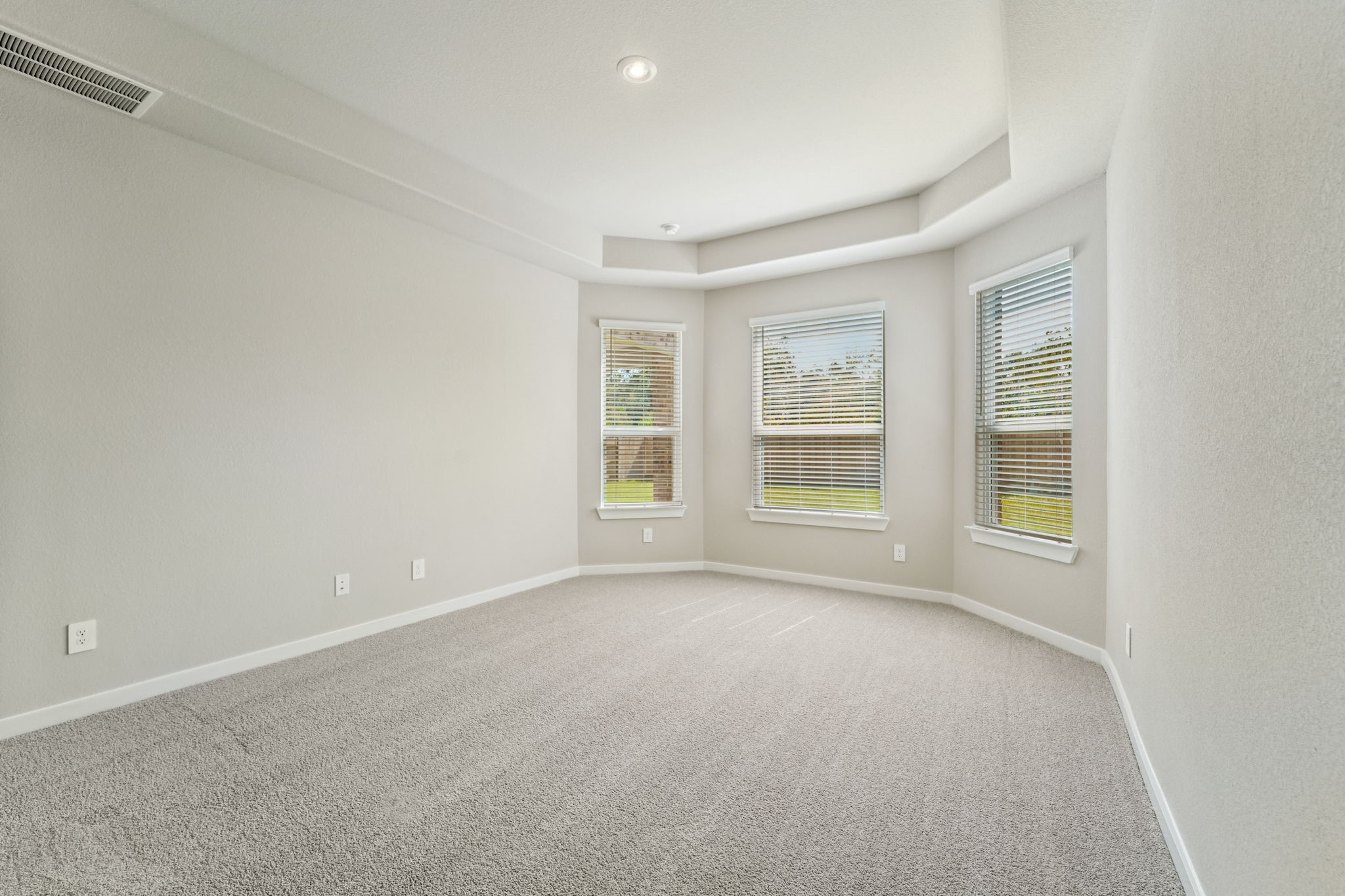 5718 Chamberlain Crossing Rosenberg, TX 77471 - Photo 26 of 41 Photo is not of the actual home, but is an inspirational photo of builder’s model home and may depict options, furnishings, and/or decorator features that are not included