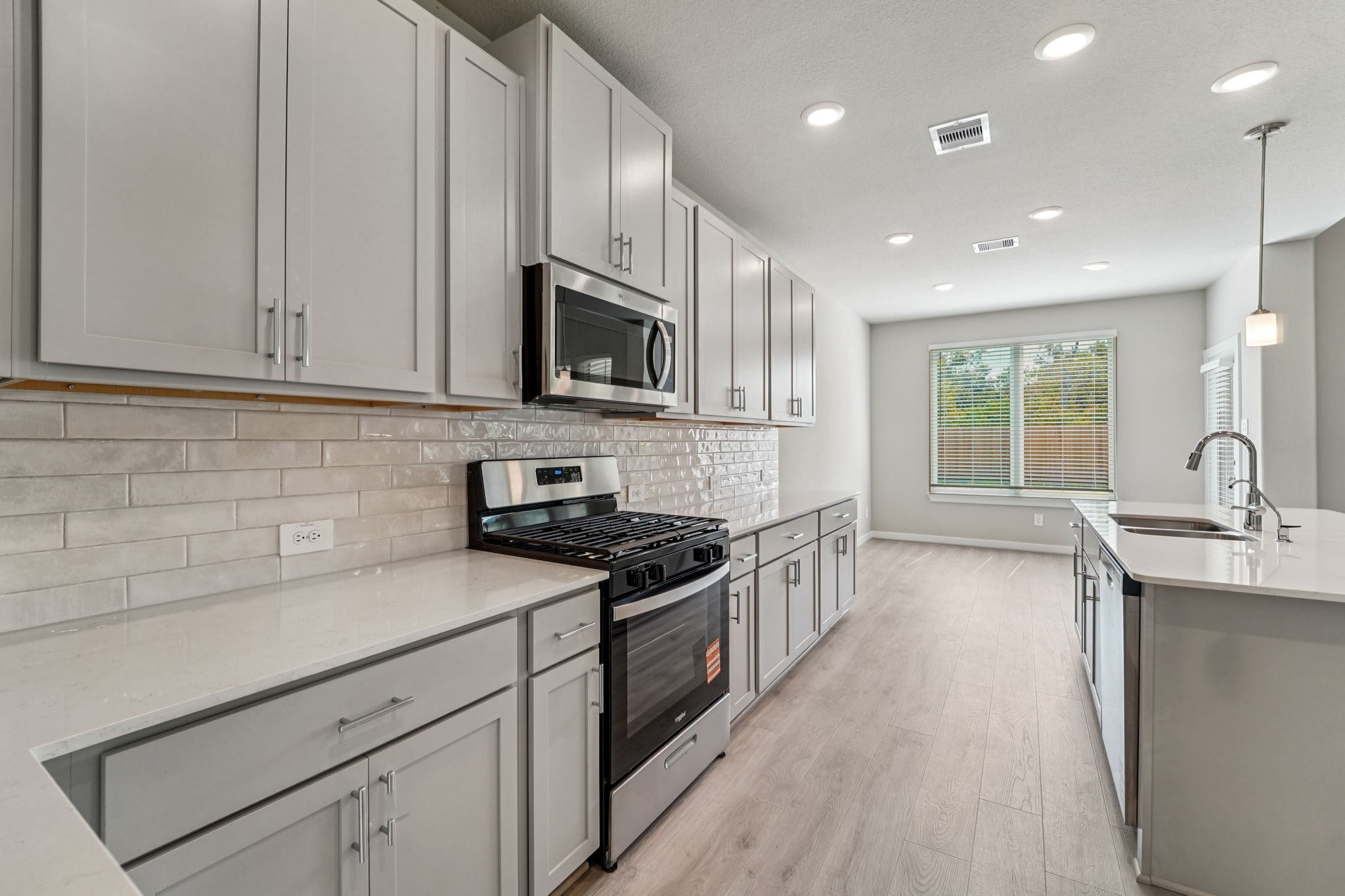 5718 Chamberlain Crossing Rosenberg, TX 77471 - Photo 4 of 41 Photo is not of the actual home, but is an inspirational photo of builder’s model home and may depict options, furnishings, and/or decorator features that are not included