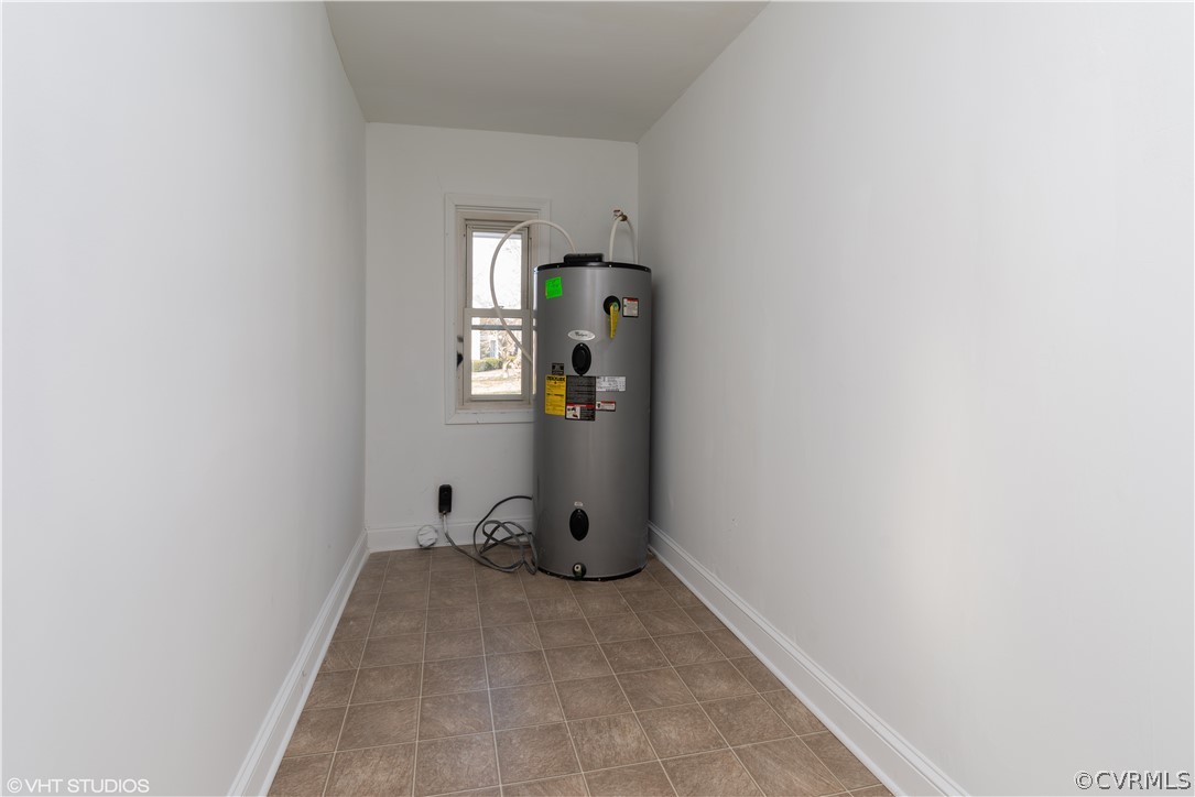 8329 Peaks Road Hanover, VA 23069 - Photo 19 of 25 an empty room with windows