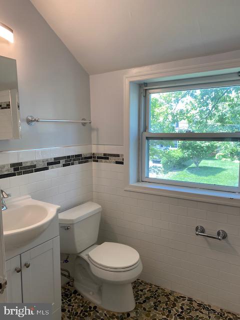 5707 Harwick Road Bethesda, MD 20816 - Photo 12 of 32 Renovated Hall BA with tub/shower