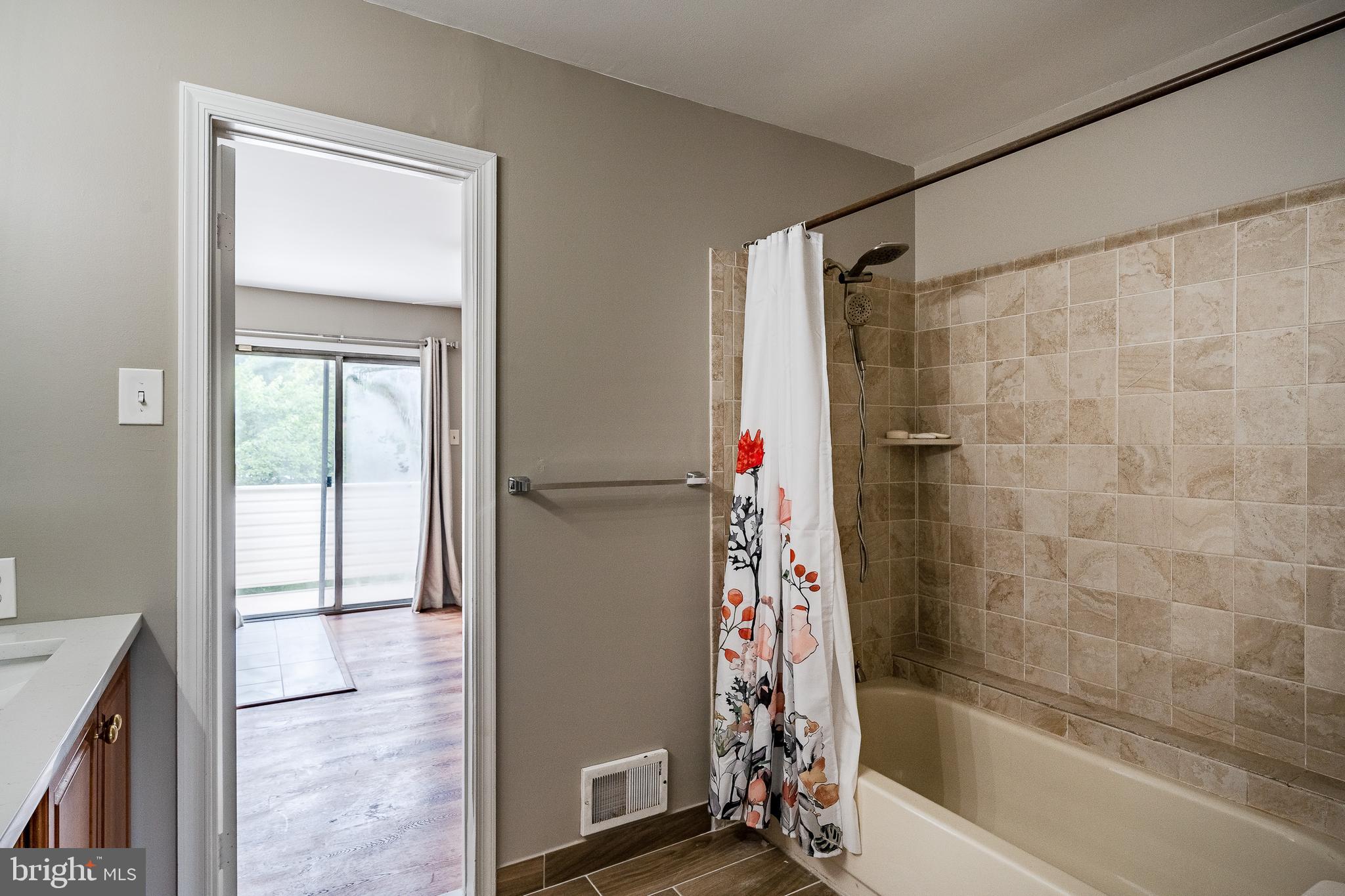 314 Headhouse Court, Unit 314 Chesterbrook, PA 19087 - Photo 26 of 28 Full tile bathroom