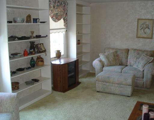16 Fawn Ridge Drive McKees Rocks, PA 15136 - Photo 3 of 18 Living Room.