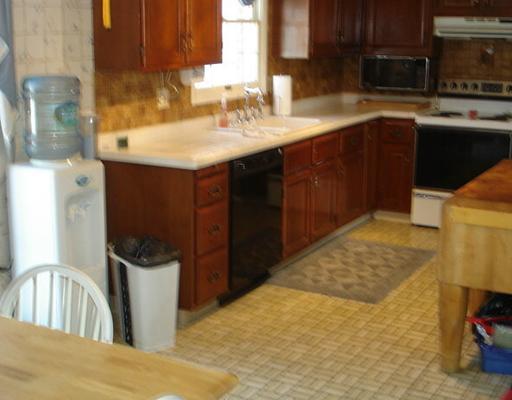 16 Fawn Ridge Drive McKees Rocks, PA 15136 - Photo 5 of 18 Kitchen.