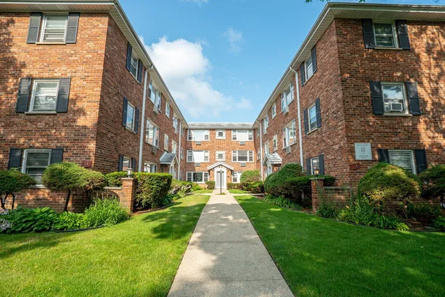 $2,095 | 42 South Waiola Avenue, Unit 2, La Grange, IL 60525