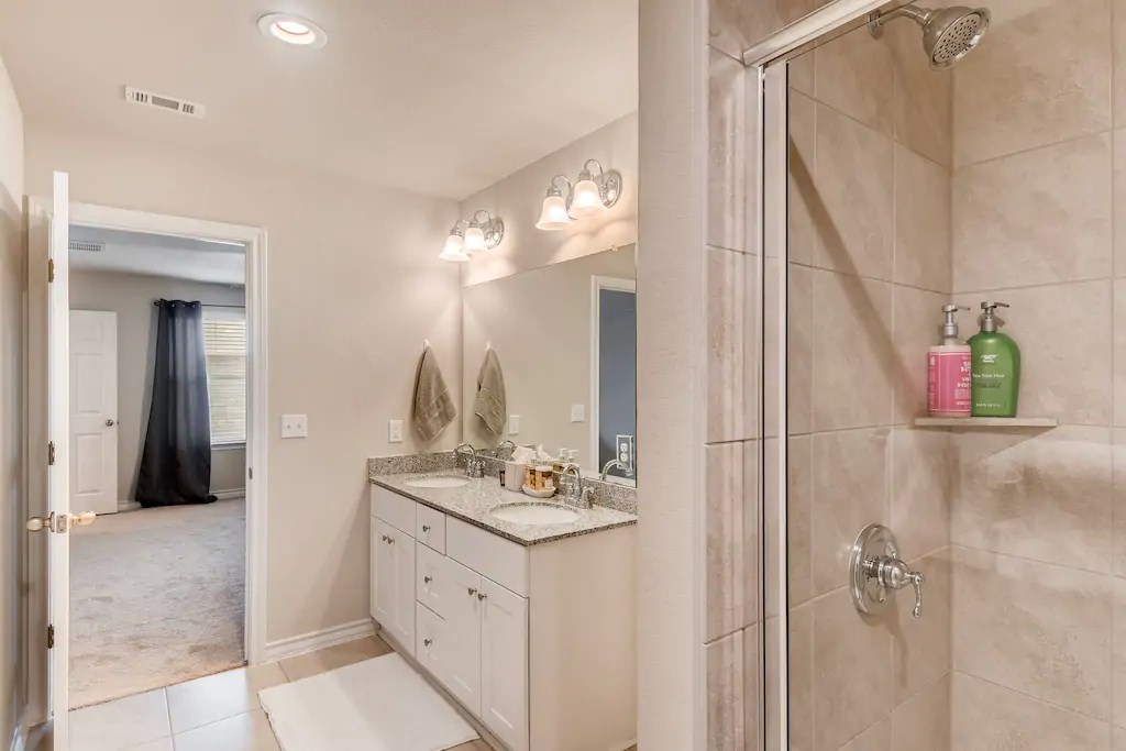 11707 Prado Ranch Boulevard Austin, TX 78725 - Photo 13 of 23 Main bathroom upstairs