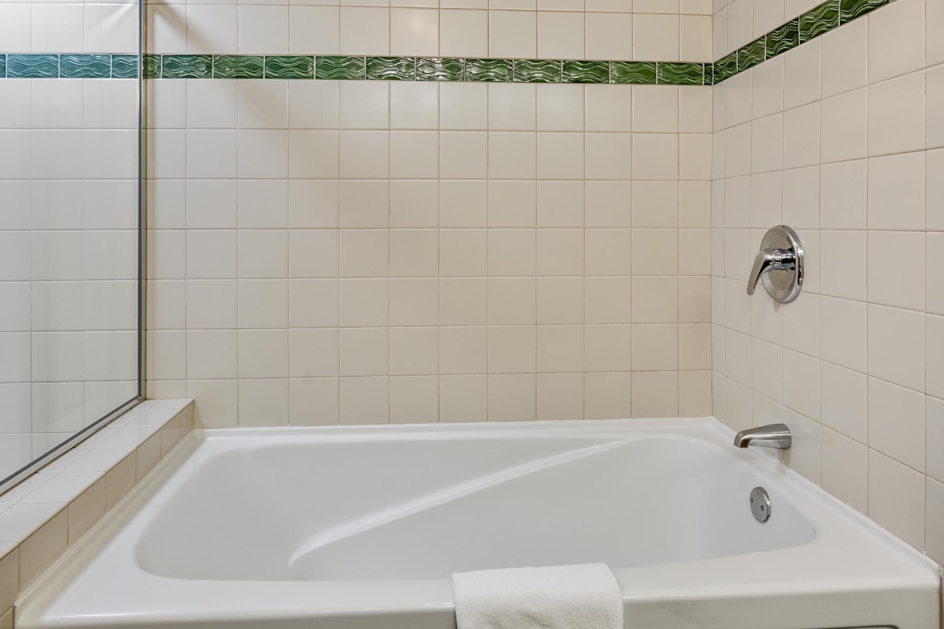 6201 Minaret Road, Unit 2311 Mammoth Lakes, CA 93546 - Photo 19 of 40 a bathroom with a bathtub