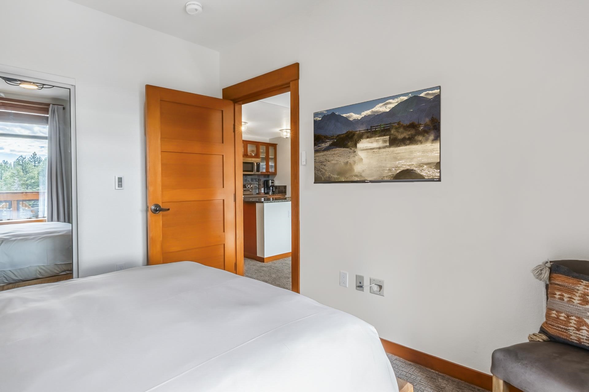 6201 Minaret Road, Unit 2311 Mammoth Lakes, CA 93546 - Photo 22 of 40 a bedroom with a bed and a painting on the wall