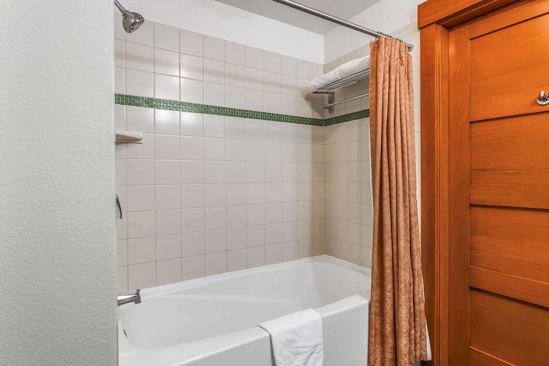 6201 Minaret Road, Unit 2311 Mammoth Lakes, CA 93546 - Photo 24 of 40 a bathroom with a shower and a bathtub