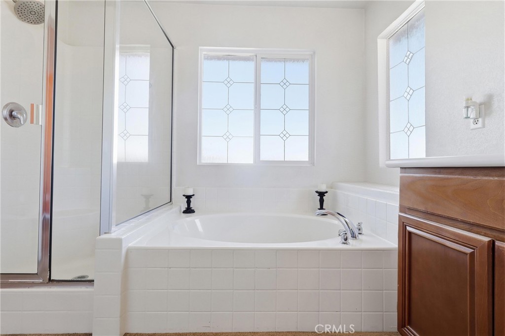 3609 Pyramid Trail Perris, CA 92570 - Photo 28 of 40 a bathroom with bathtub and window