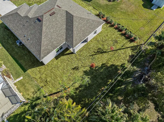 a view of a backyard