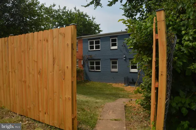 a view of back yard of the house