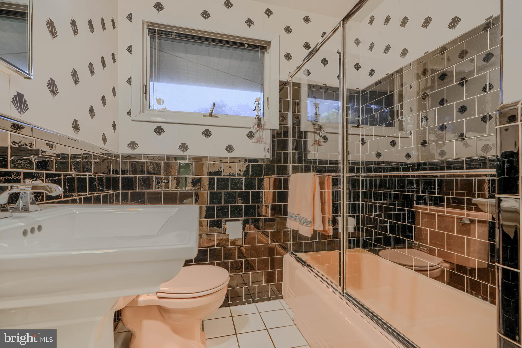 7900 Ivy Lane Baltimore, MD 21208 - Photo 21 of 32 a bathroom with a toilet a sink and bathtub