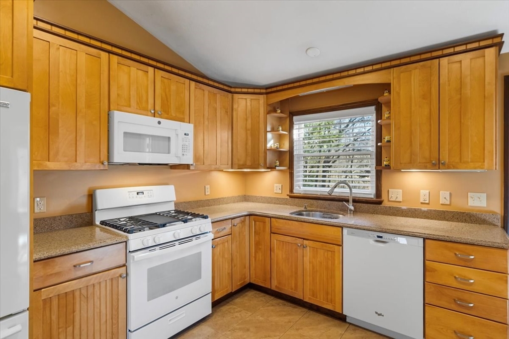 111 Indian Head Road Framingham, MA 01701 - Photo 9 of 42