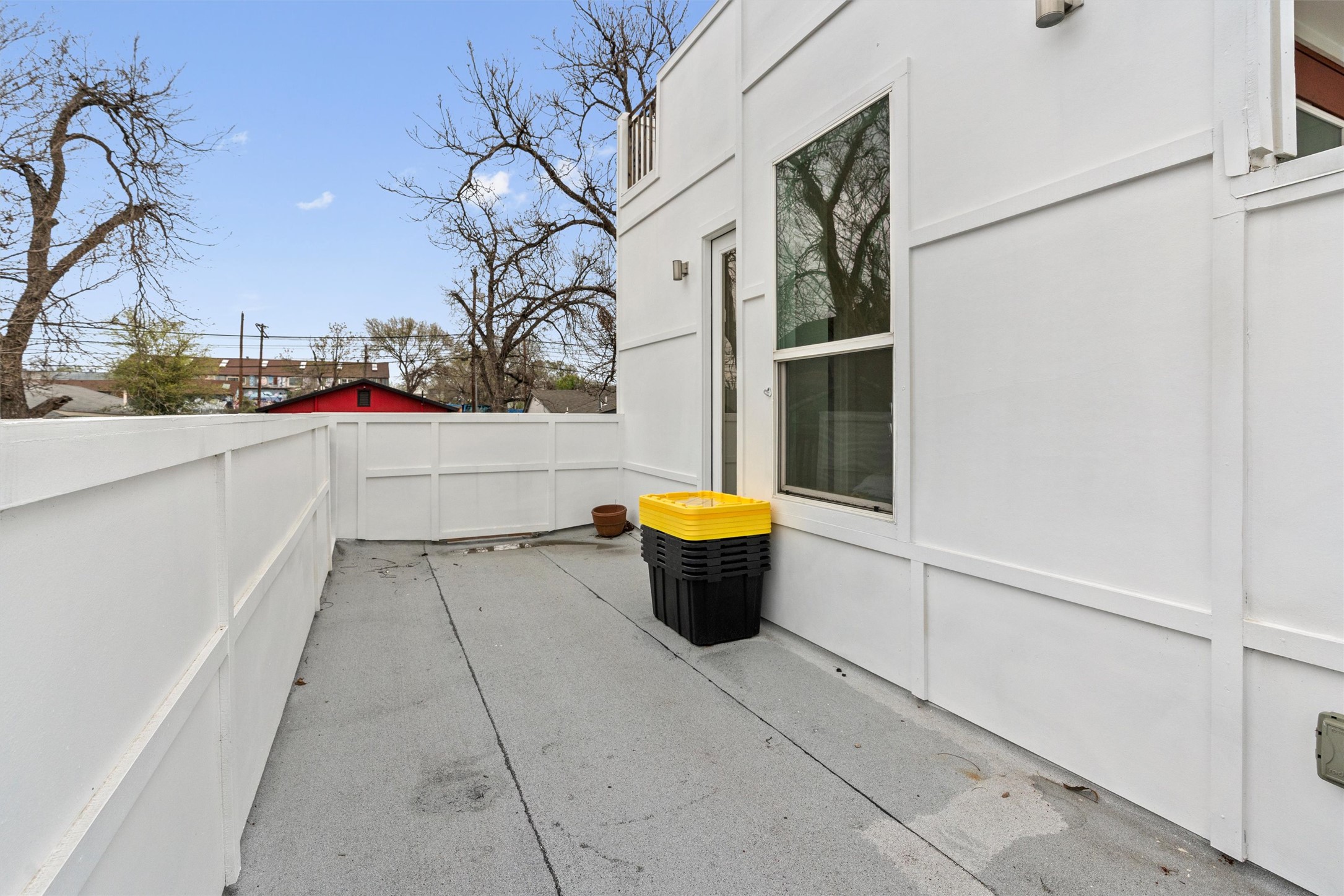 2514 East 4th Street, Unit B Austin, TX 78702 - Photo 20 of 22 a view of a bathtub in a balcony