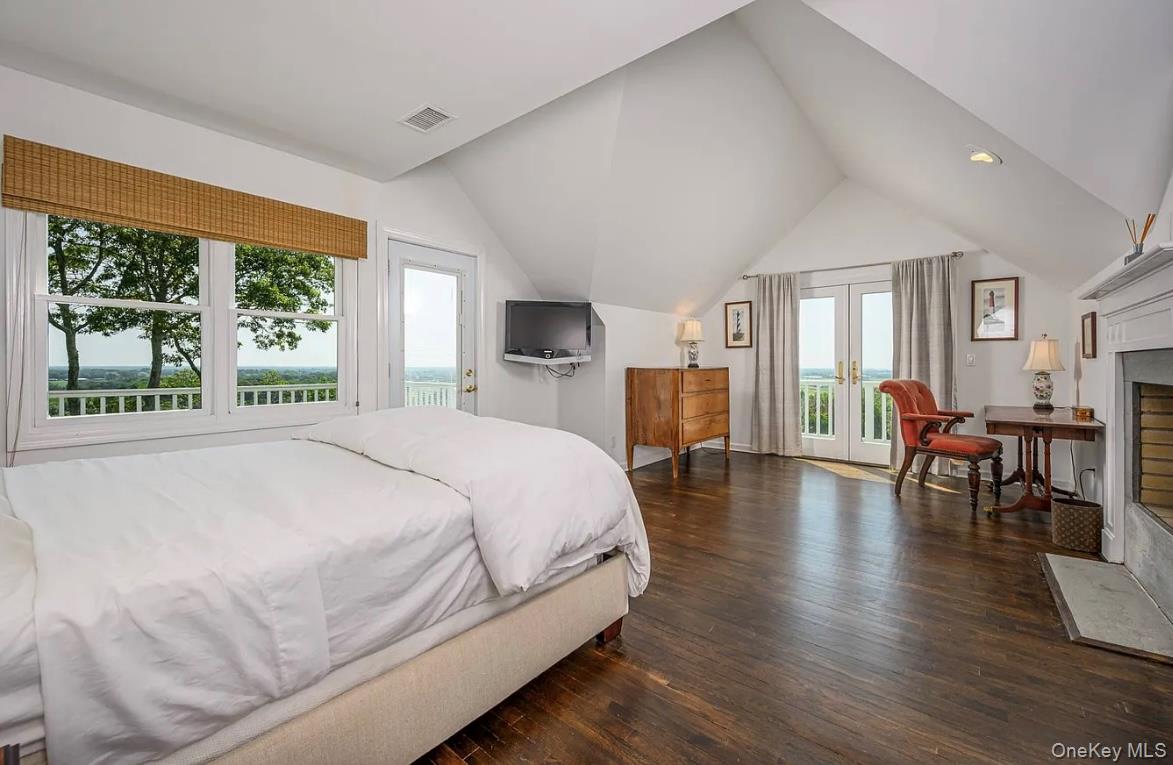972 Noyac Path Water Mill, NY 11976 - Photo 20 of 40 a spacious bedroom with a large bed and a large window