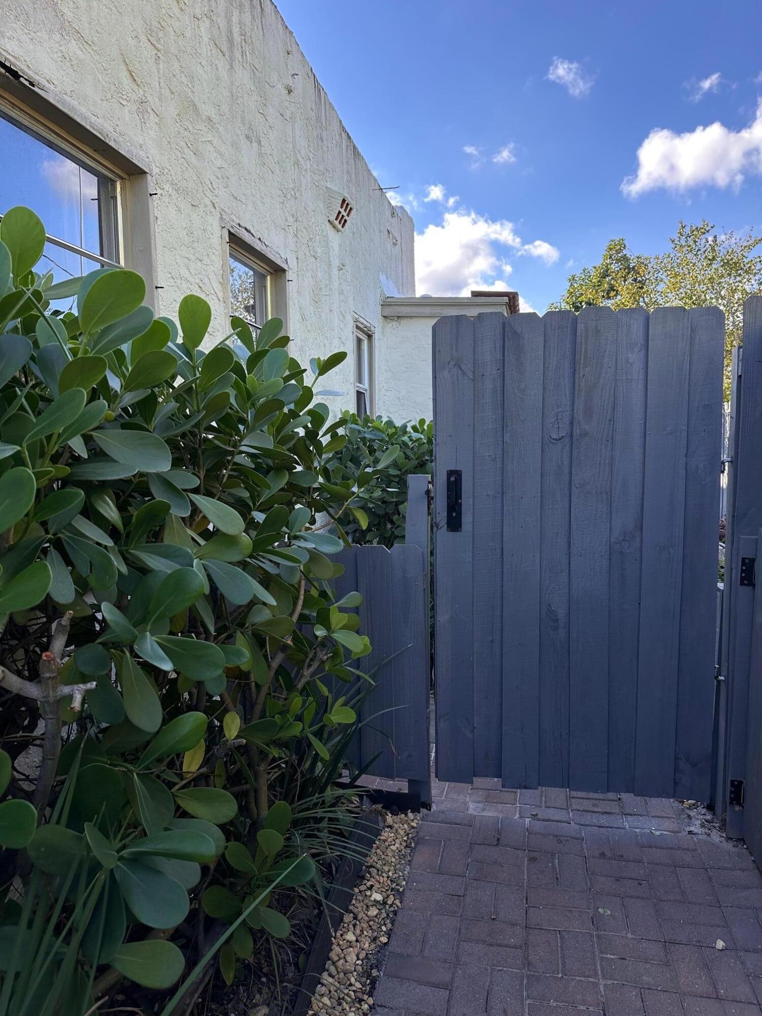 4707 Garden Avenue West Palm Beach, FL 33405 - Photo 9 of 14 Courtyard Entry