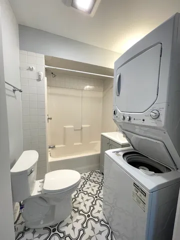 $2,300 | 942 North Elston Avenue, Unit 2R, Chicago, IL 60642