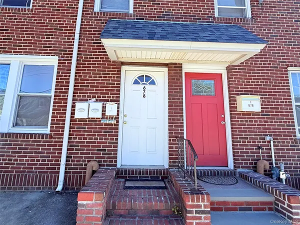 $2,200 | 678 Willis Avenue, Unit 2, Williston Park, NY 11596