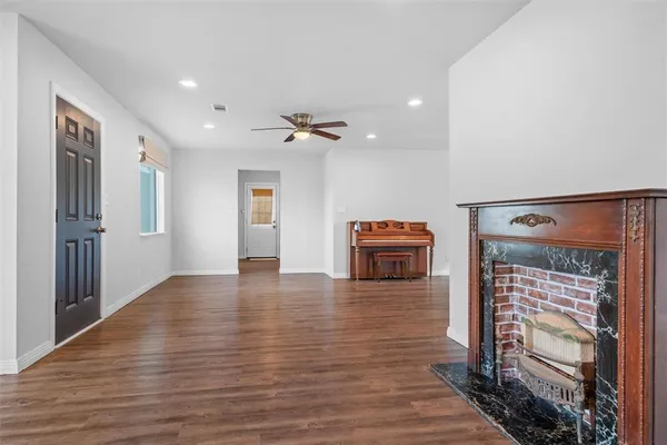 $1,950 | 1408 North Elm Street, Weatherford, TX 76086