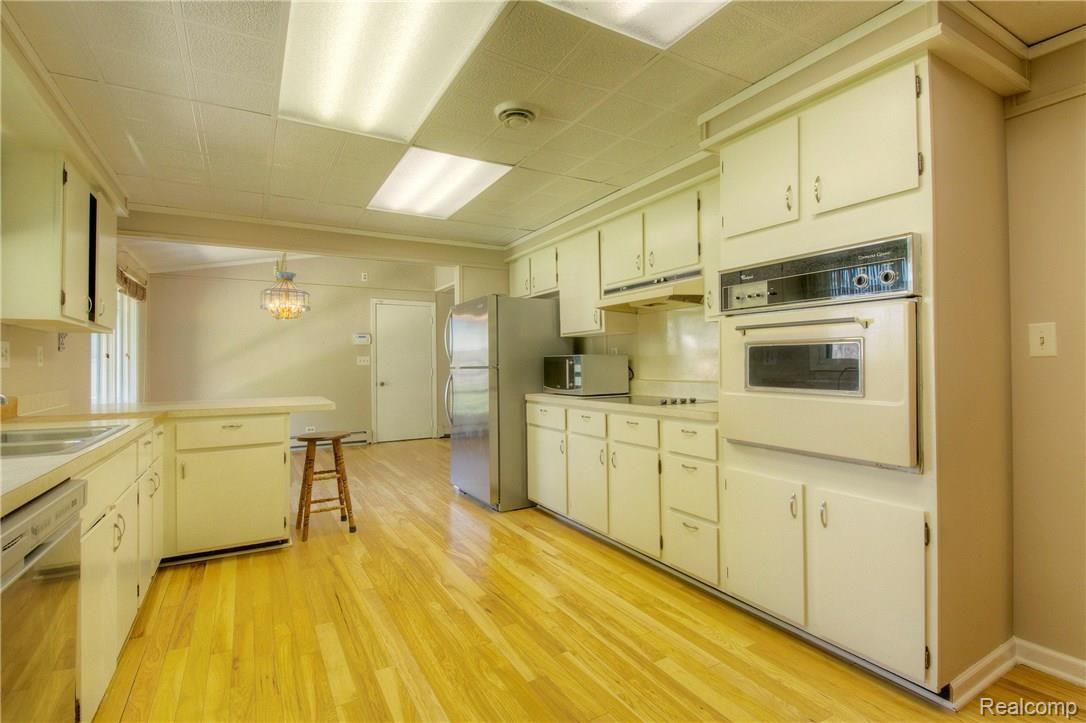 47046 Maben Road Canton, MI 48187 - Photo 12 of 32 11 Kit.jpg