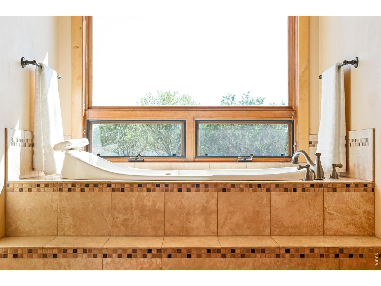 3032 Center Ridge Drive Berthoud, CO 80513 - Photo 21 of 44 Tub with windows facing east.