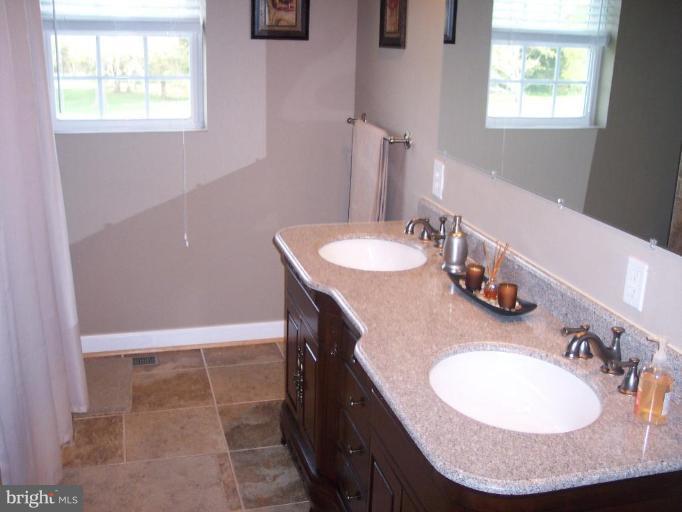 10350 Groves Farm Road Midland, VA 22728 - Photo 14 of 28 Hallway Bath I