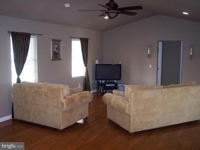 10350 Groves Farm Road Midland, VA 22728 - Photo 7 of 28 Living Room