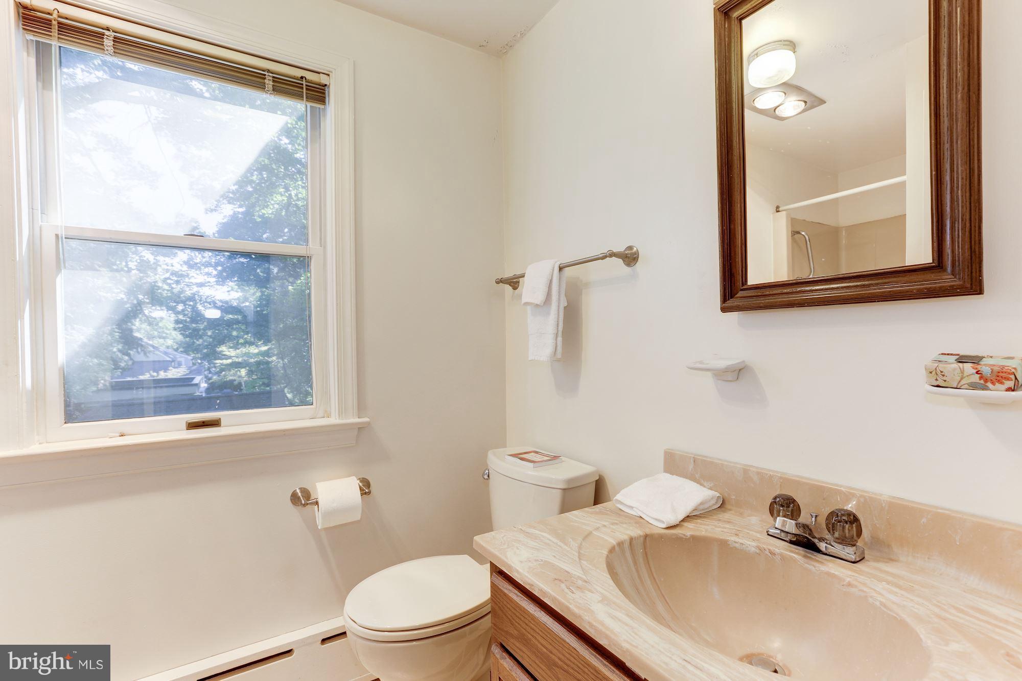 4003 North Glebe Road Arlington, VA 22207 - Photo 16 of 23 1st Floor Full Bathroom
