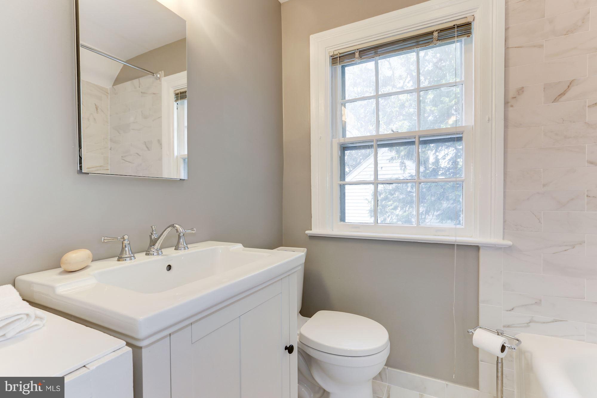 4003 North Glebe Road Arlington, VA 22207 - Photo 20 of 23 Full Updated Bathroom