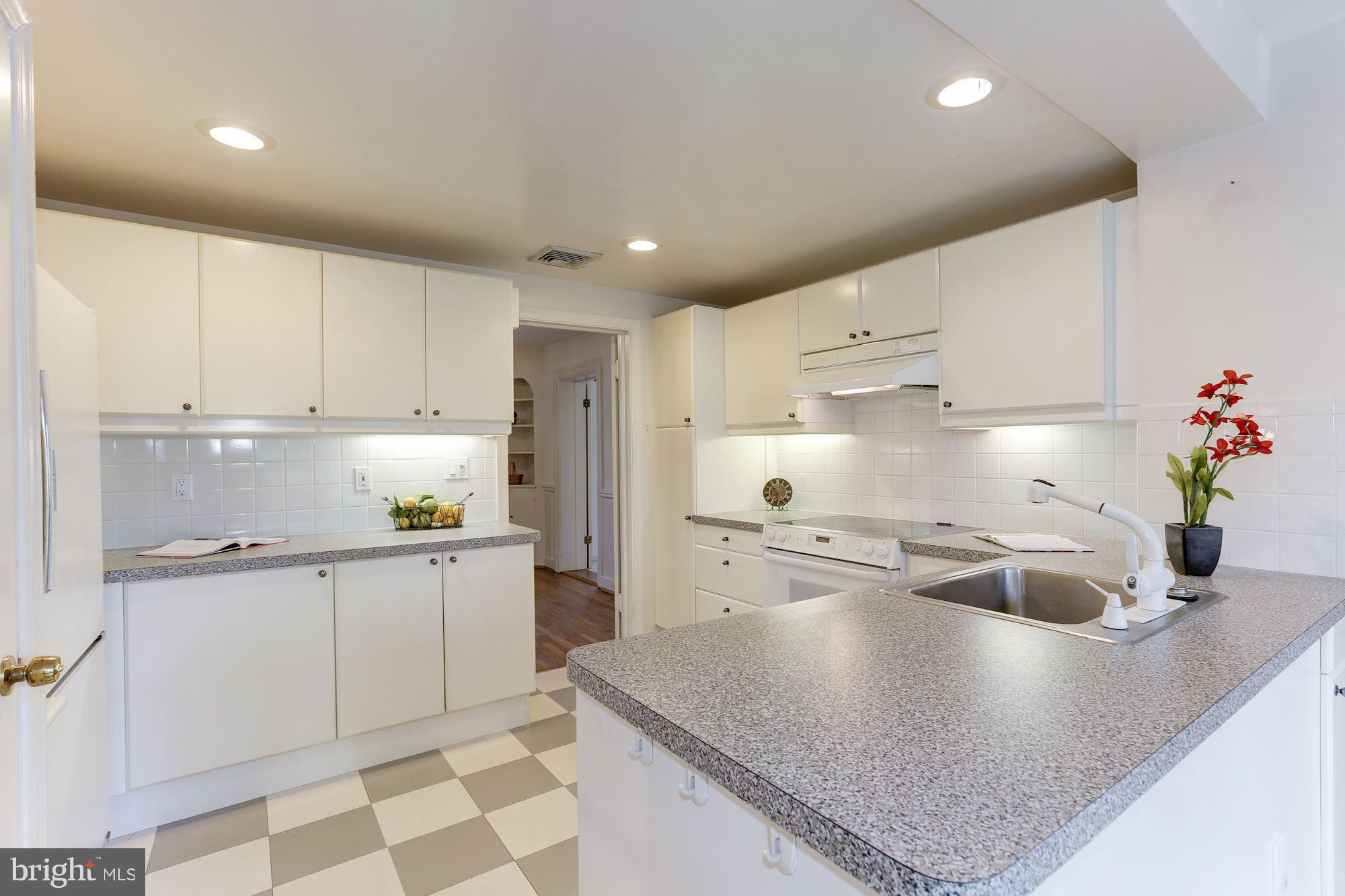 4003 North Glebe Road Arlington, VA 22207 - Photo 10 of 23 Kitchen