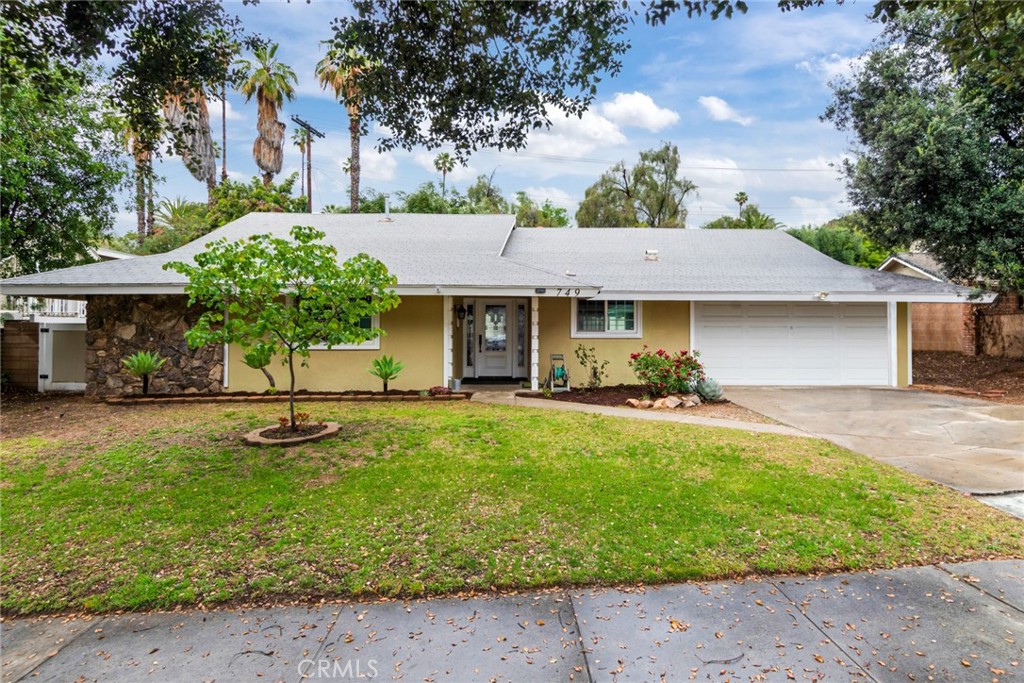 a view of a house with pool and a yard