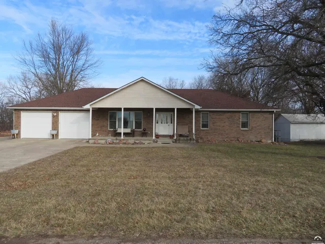 $425,800 | 302 West Cynthia Street, McLouth, KS 66054