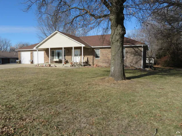 $425,800 | 302 West Cynthia Street, McLouth, KS 66054
