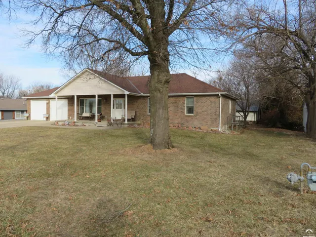 $425,800 | 302 West Cynthia Street, McLouth, KS 66054