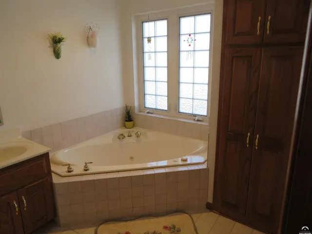 $425,800 | 302 West Cynthia Street, McLouth, KS 66054