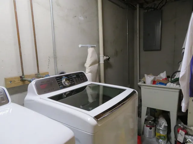 $425,800 | 302 West Cynthia Street, McLouth, KS 66054