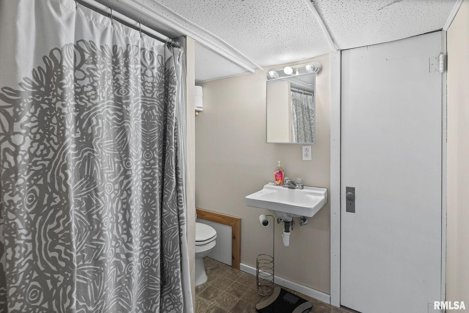7302 Hoffman Road Centralia, IL 62801 - Photo 29 of 39 a bathroom with a sink toilet and shower