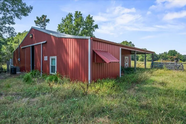 a view of a house with backyard and garden