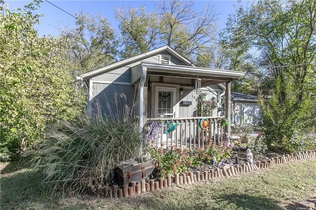 $219,950 | 131 North Garfield Street, Bonner Springs, KS 66012