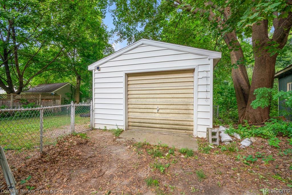 2307 Strathmore Road Lansing, MI 48910 - Photo 24 of 25
