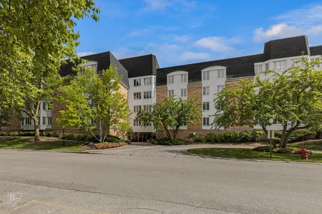 $319,900 | 200 Lake Boulevard, Unit 402, Buffalo Grove, IL 60089