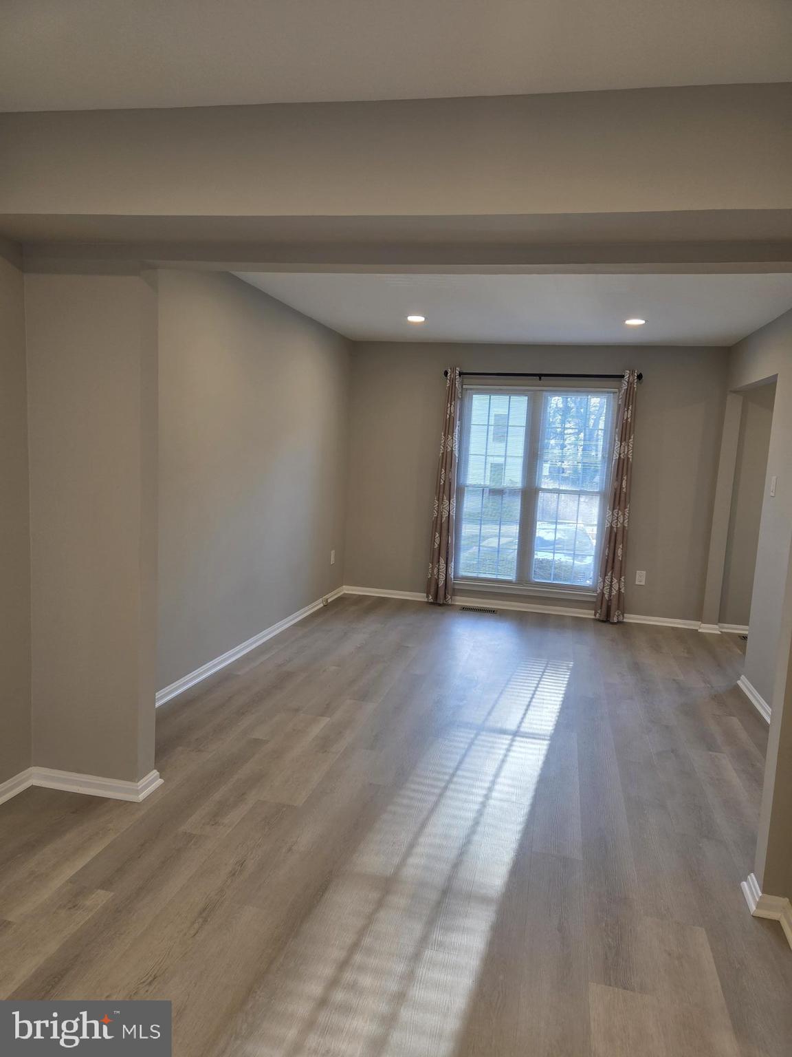 17535 Longview Lane Olney, MD 20832 - Photo 3 of 24 Living room