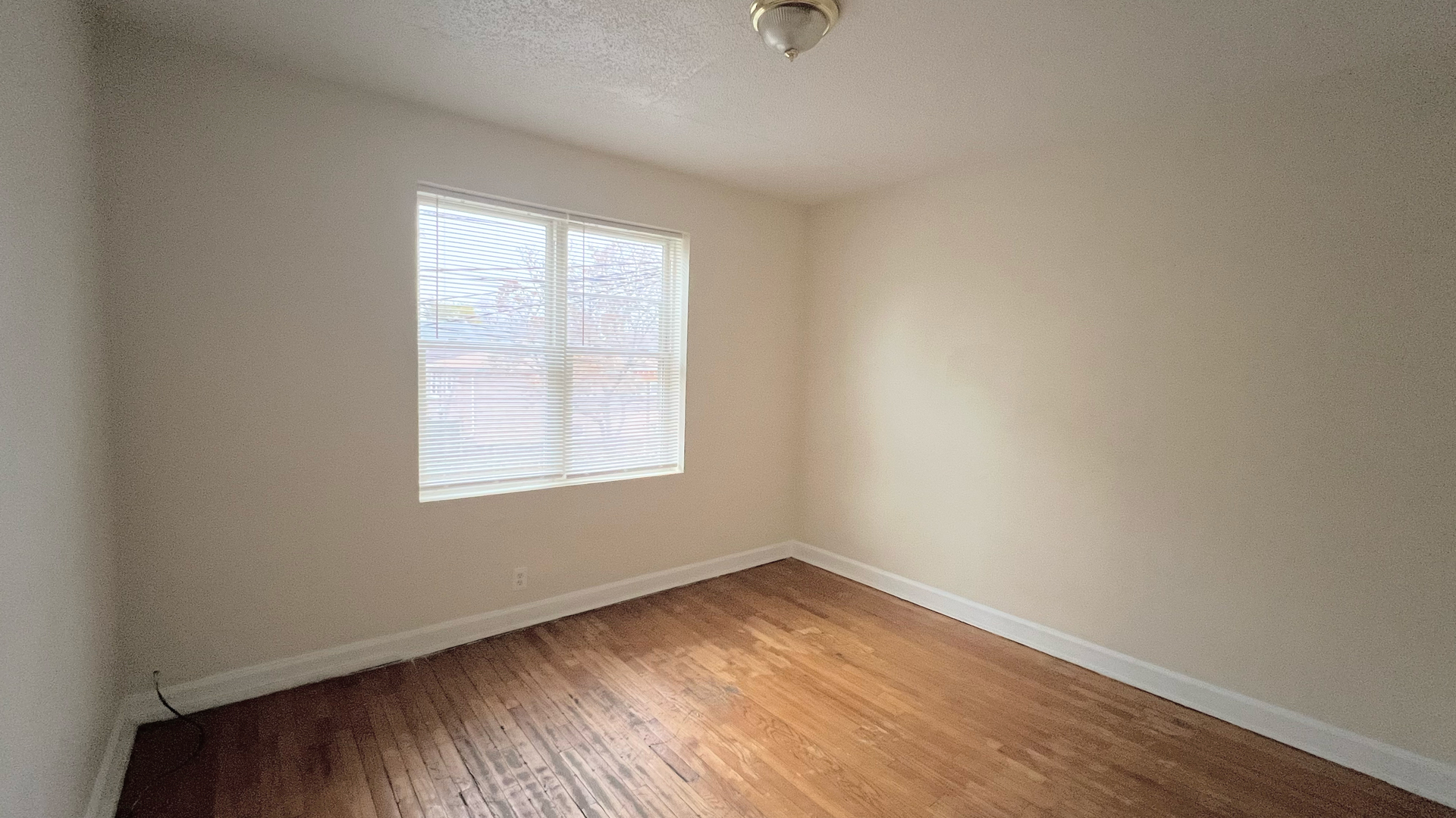 819 West 83rd Street, Unit 1N Chicago, IL 60620 - Photo 3 of 6 an empty room with a window