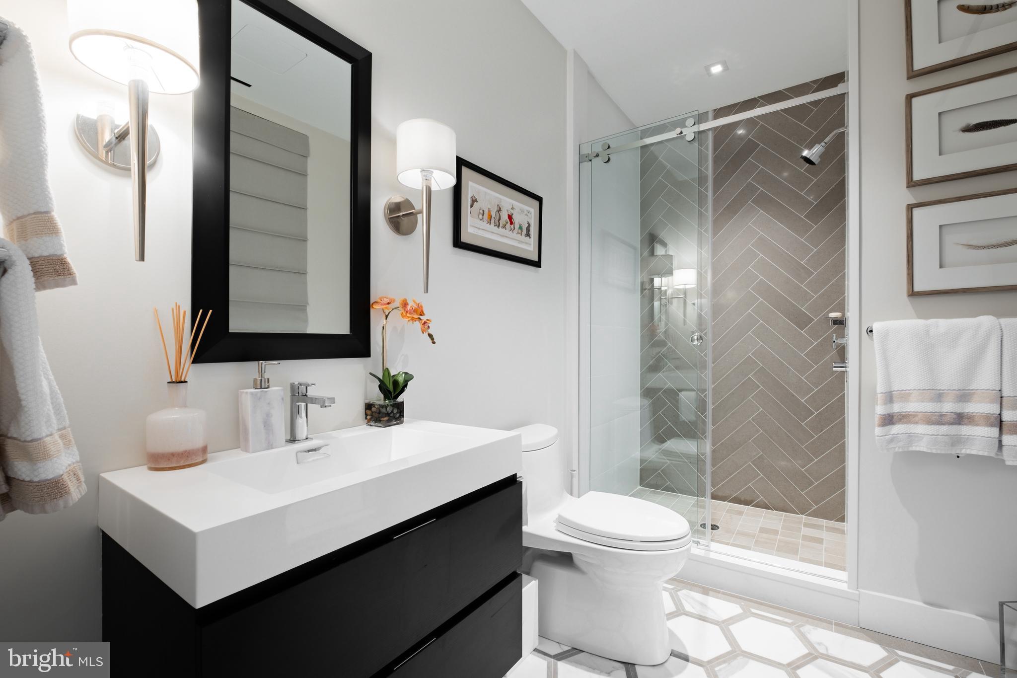 500 Walnut Street, Unit 1001 Philadelphia, PA 19106 - Photo 28 of 60 a bathroom with a sink toilet and shower
