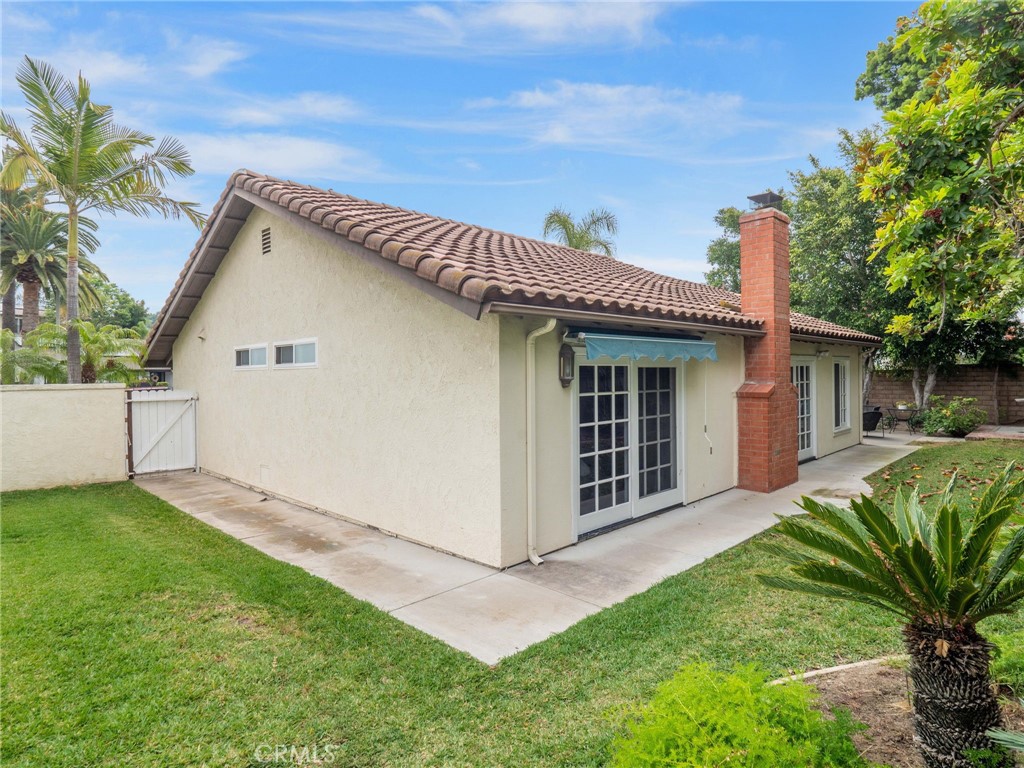 25902 Vía Del Sur Mission Viejo, CA 92691 - Photo 20 of 30 a front view of a house with a garden