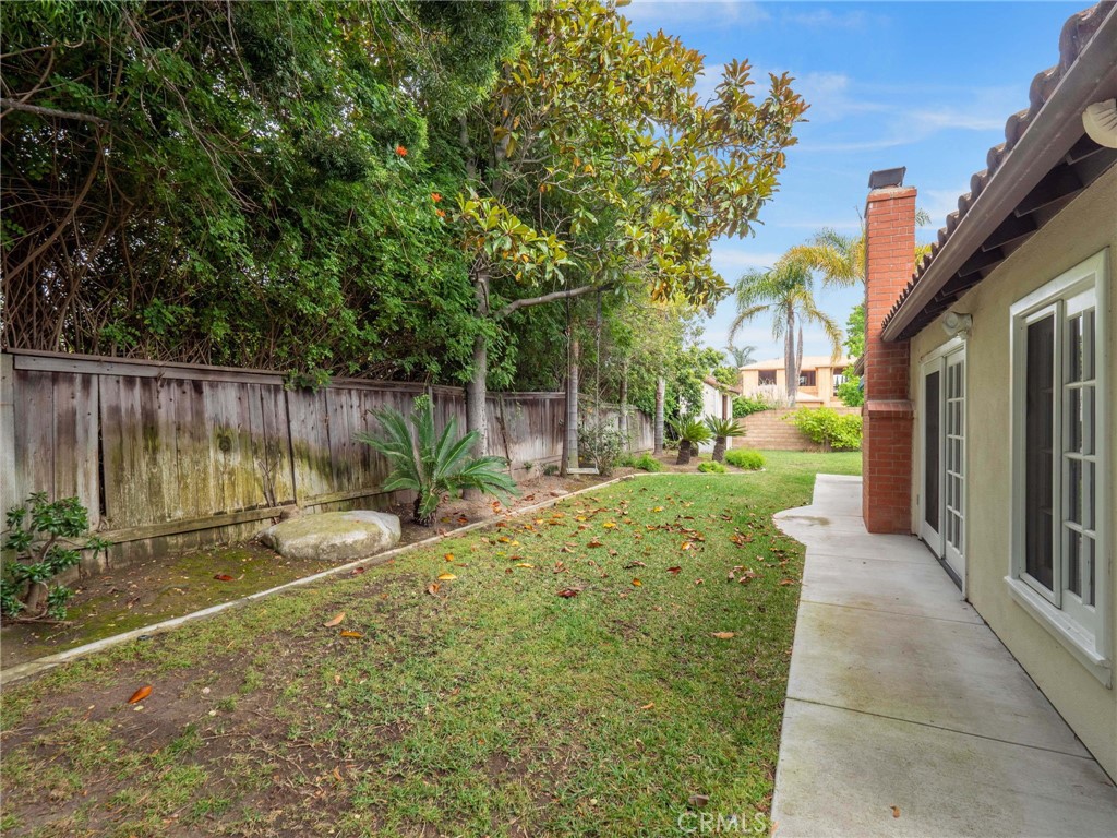 25902 Vía Del Sur Mission Viejo, CA 92691 - Photo 23 of 30 a view of a garden with a bench