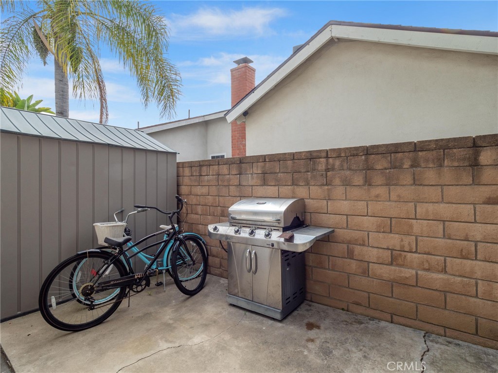 25902 Vía Del Sur Mission Viejo, CA 92691 - Photo 26 of 30 a backyard of a house with table and chairs
