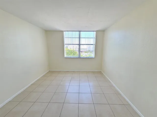 $1,900 | 496 Northwest 165th Street, Unit D409, Miami, FL 33169