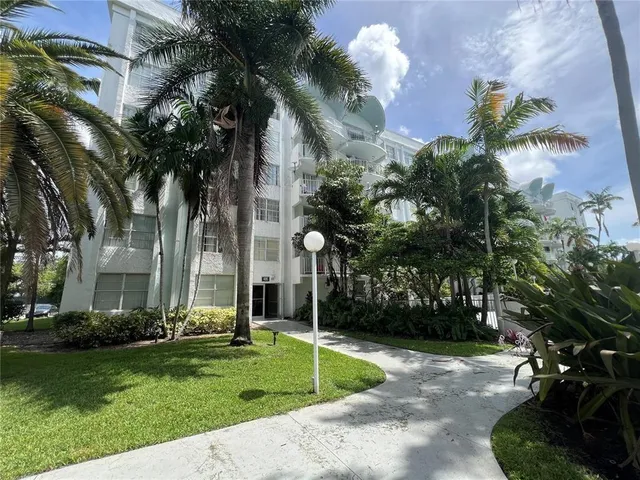 $1,900 | 496 Northwest 165th Street, Unit D409, Miami, FL 33169