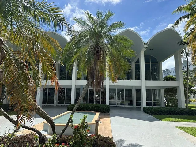 $1,900 | 496 Northwest 165th Street, Unit D409, Miami, FL 33169